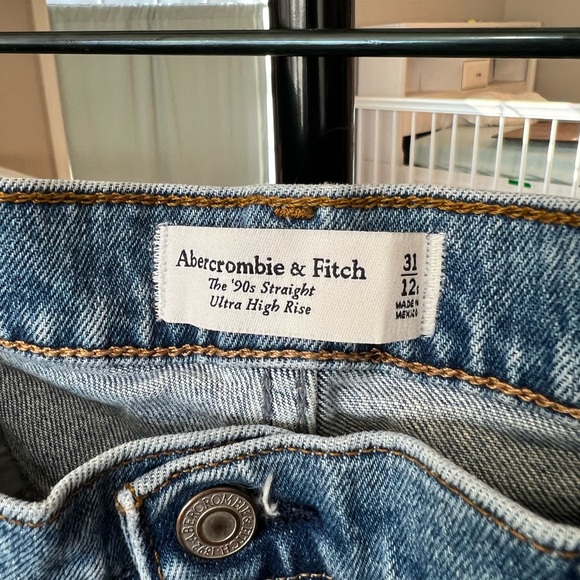 Abercrombie & Fitch Curve Love The 90's Straight Ultra High Rise Jeans - Picture 3 of 3